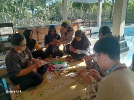 KEGIATAN PKK PADUKUHAN NGROMBO 1 BERSAMA PROKER KKN USD